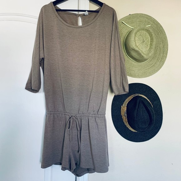 Old Navy Pants - Old Navy Women's Light Brown 3/4 Sleeves Romper/Jumpsuit Shorts | Size: Large